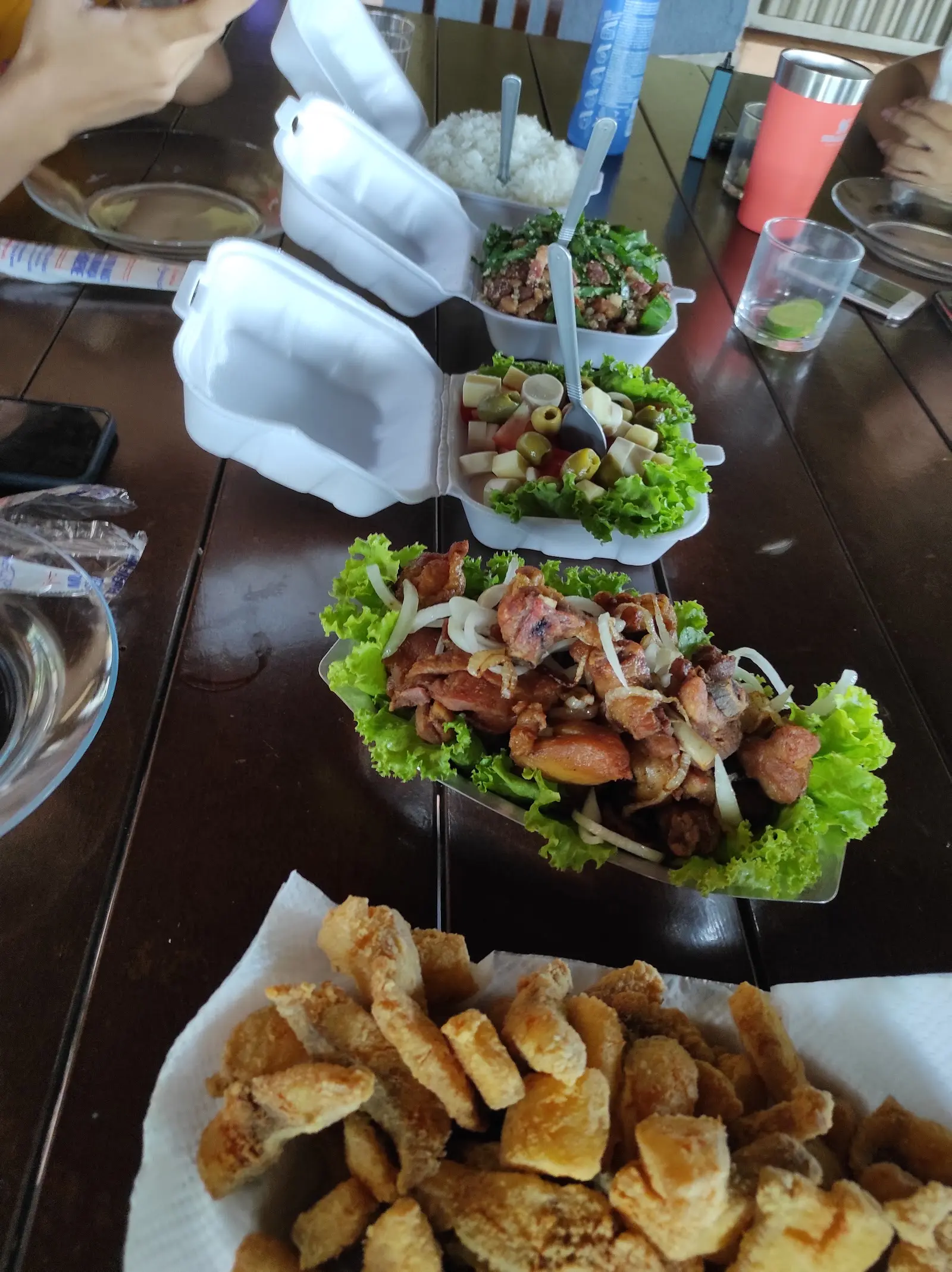 Porção de peixe frito, torresmo e saladas na mesa do Pesque-Pague do Marção