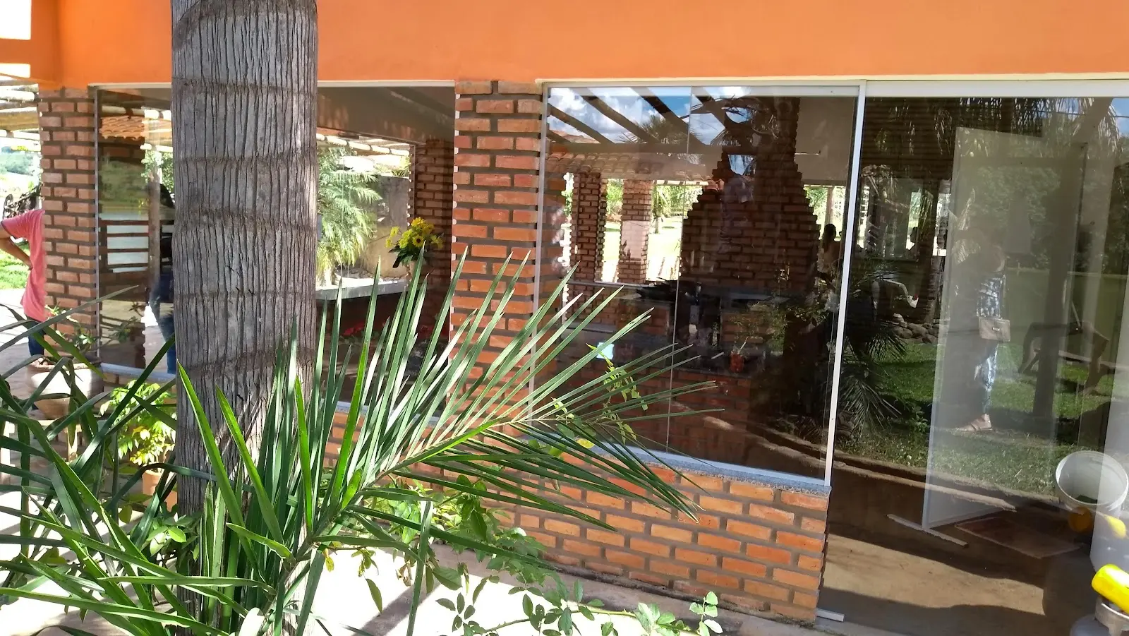 Fachada de tijolos e vidro do restaurante do Pesque Pague do Valdir