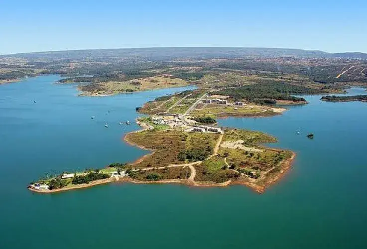 Espelho d'água da Represa de Corumbá, perto de Caldas Novas, em Goiás, com margens de cerrado
