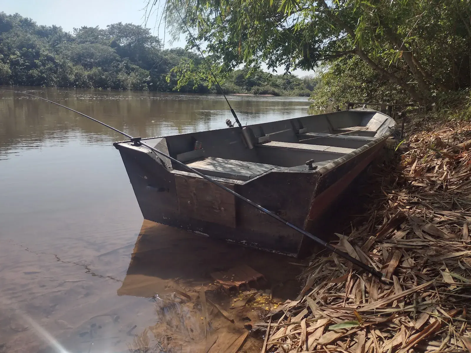 Pesqueiro do Mano às margens do rio Taquari, Coxim