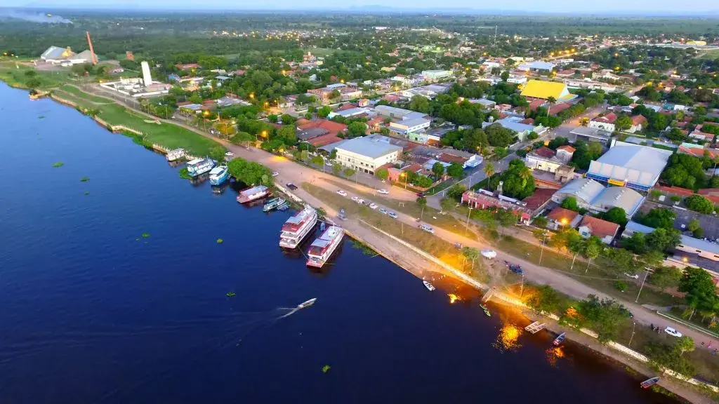 Rio Paraguai em Porto Murtinho com barcos de pesca