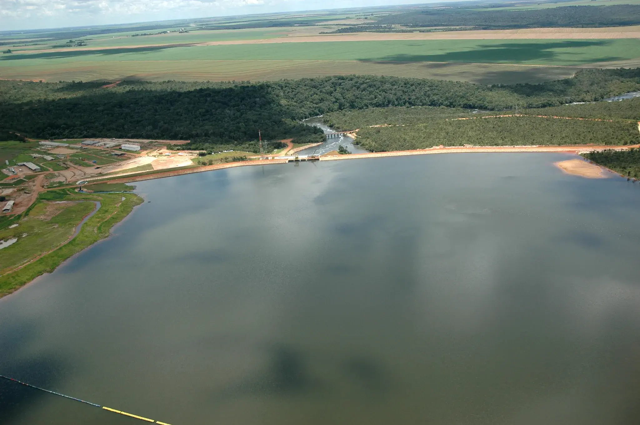 Vista aérea do lago formado no Rio Verde, cercado de lavouras e mata