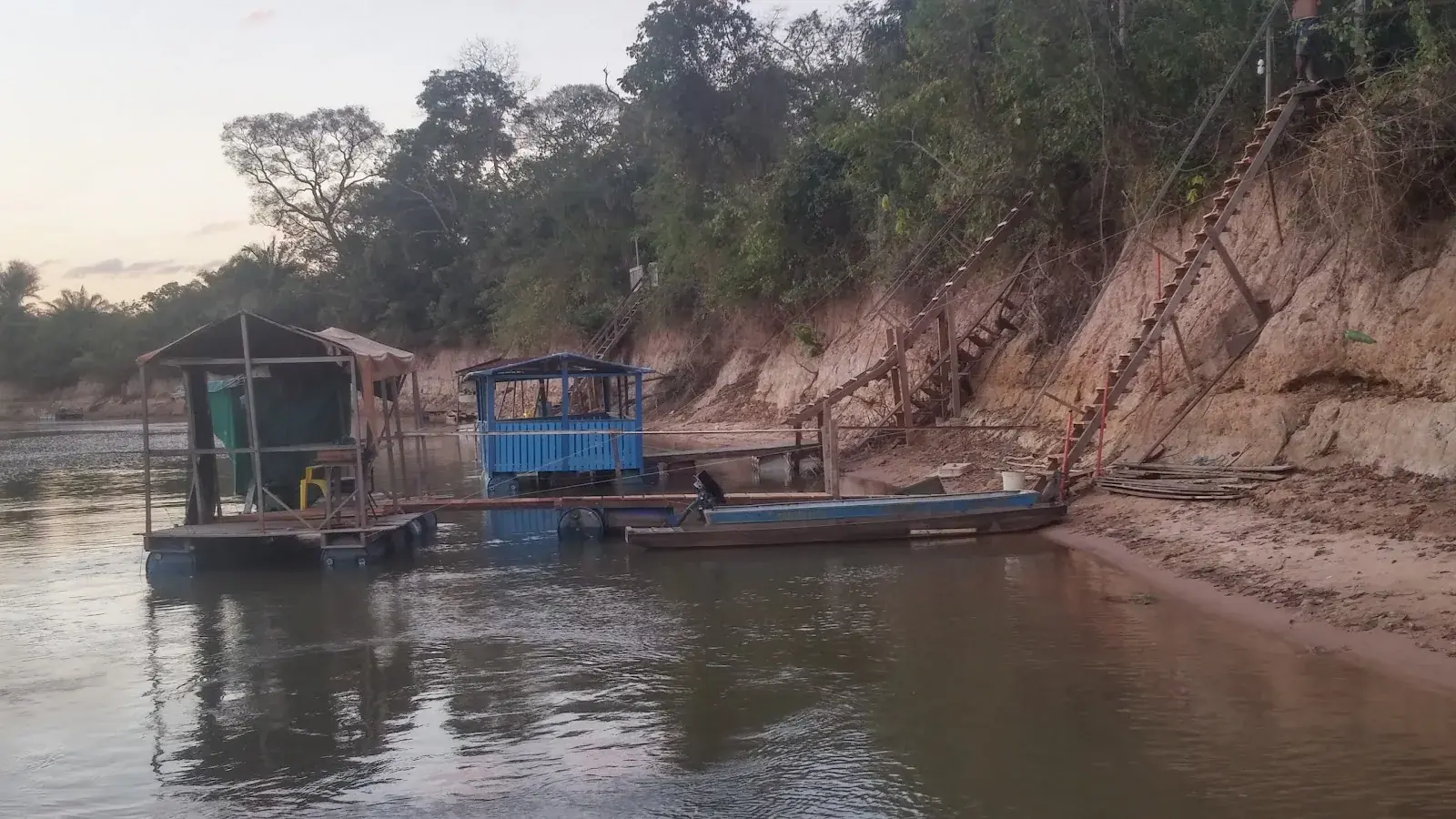 Pesqueiro Ze Pacupeva na margem do rio Cuiabá, Mato Grosso