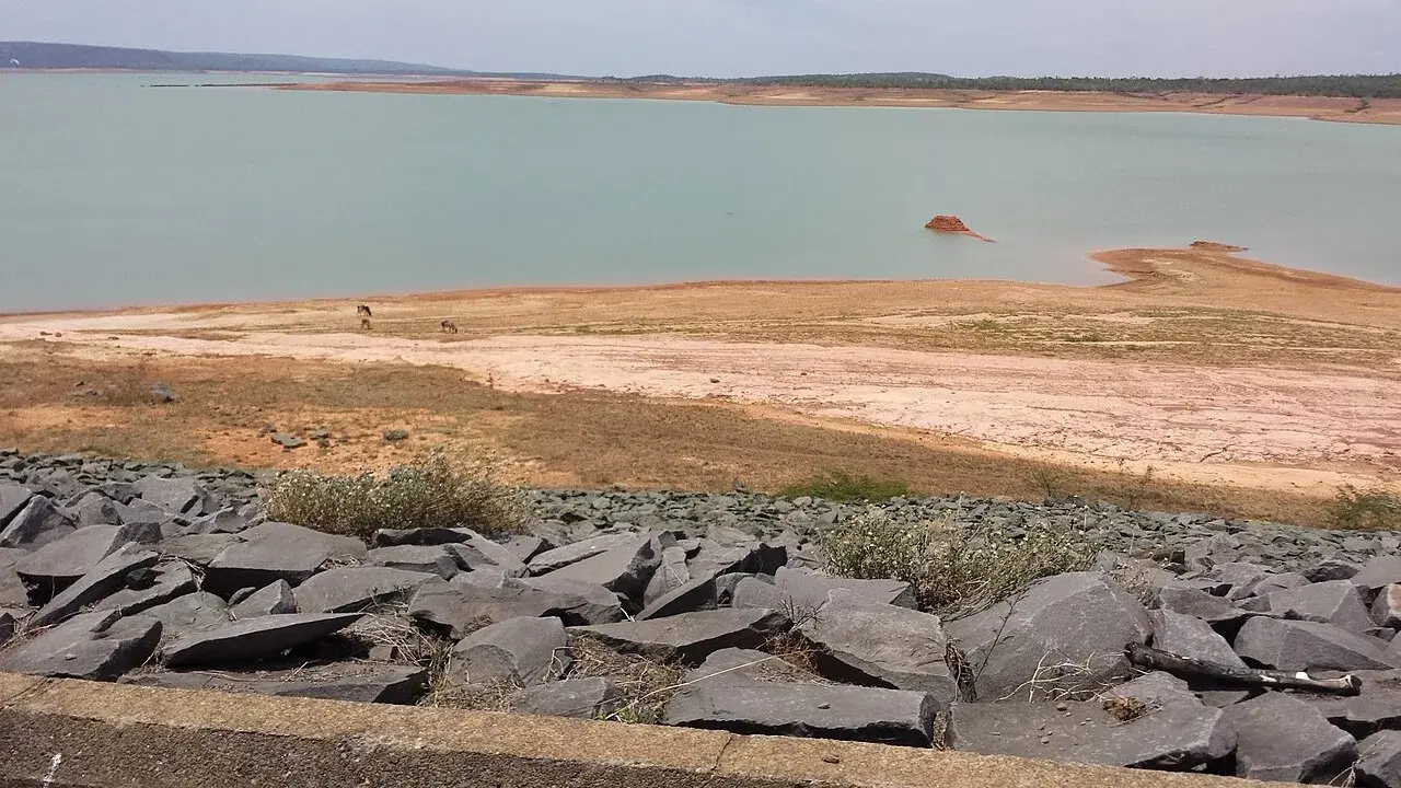 Pastagem seca à beira da Represa de Três Marias
