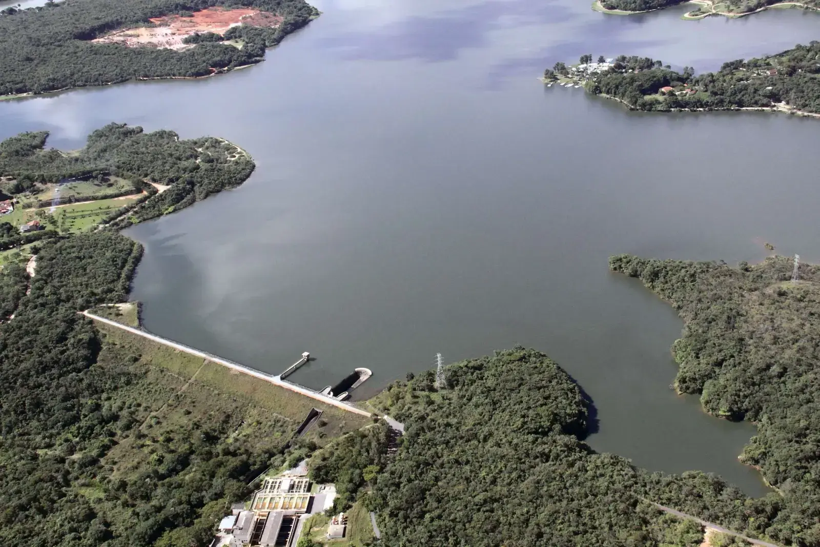Represa Várzea das Flores, destino de pesca de barranco, Minas Gerais