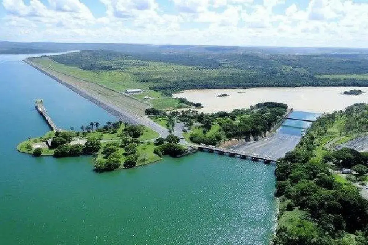 Vista do Lago de Três Marias, com braços largos e margens de cerrado ao fundo