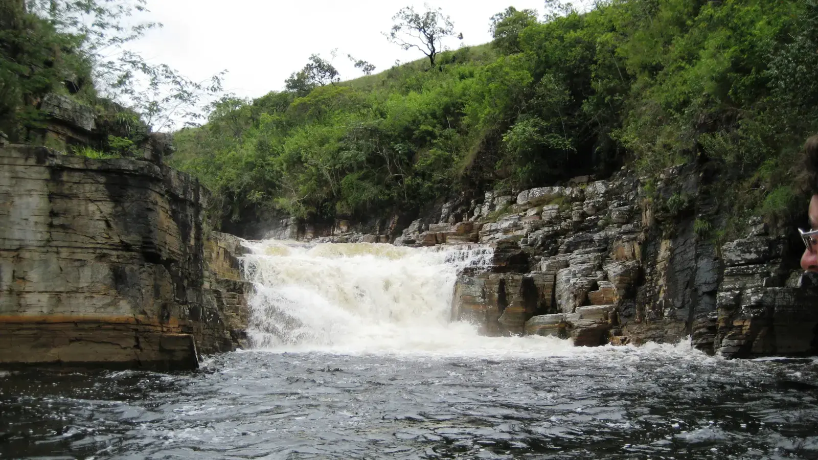 Vista dos cânions e águas cristalinas da Represa de Furnas em Capitólio