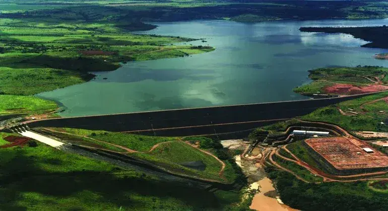 Espelho d'água da Represa de Emborcação na divisa entre Minas Gerais e Goiás, com margens de mata e paredões
