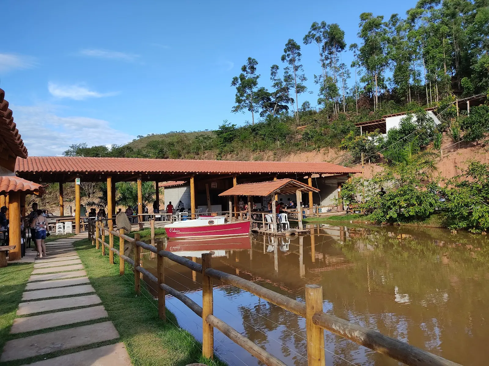 Cabana Pesc, com quiosques e churrasqueiras, no Córrego das Areias em Capelinha
