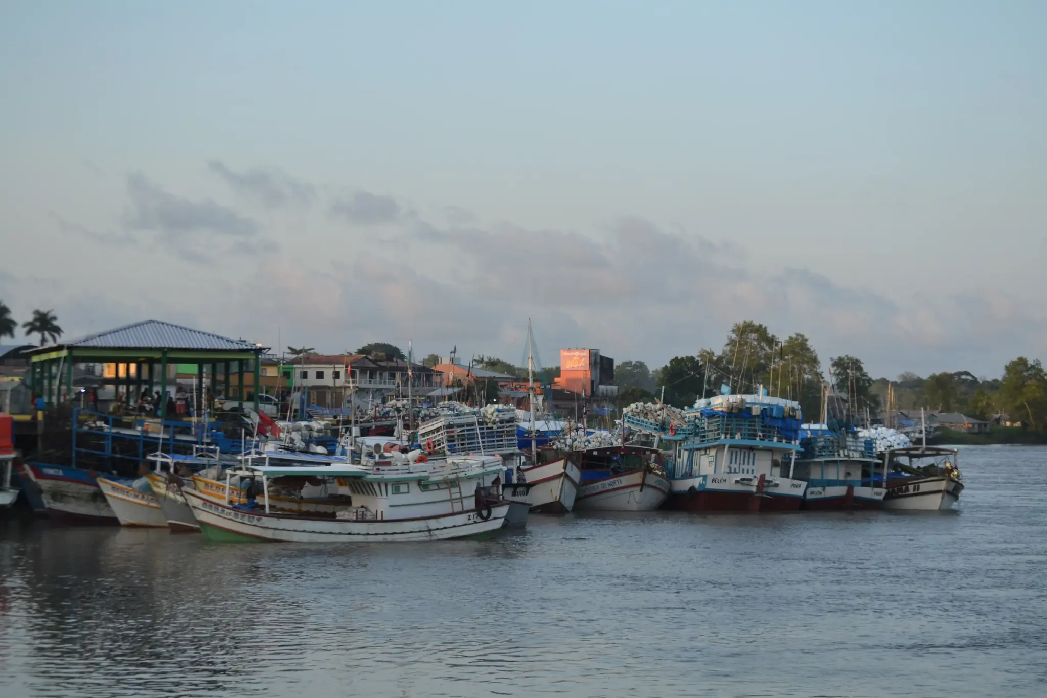 Barcos de pesca atracados na orla do rio Caeté, em Bragança