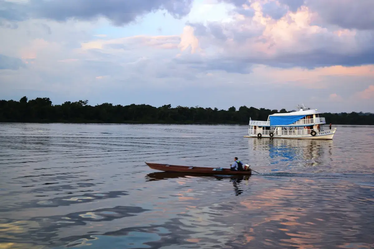 Entardecer no rio Trombetas, no noroeste do Pará