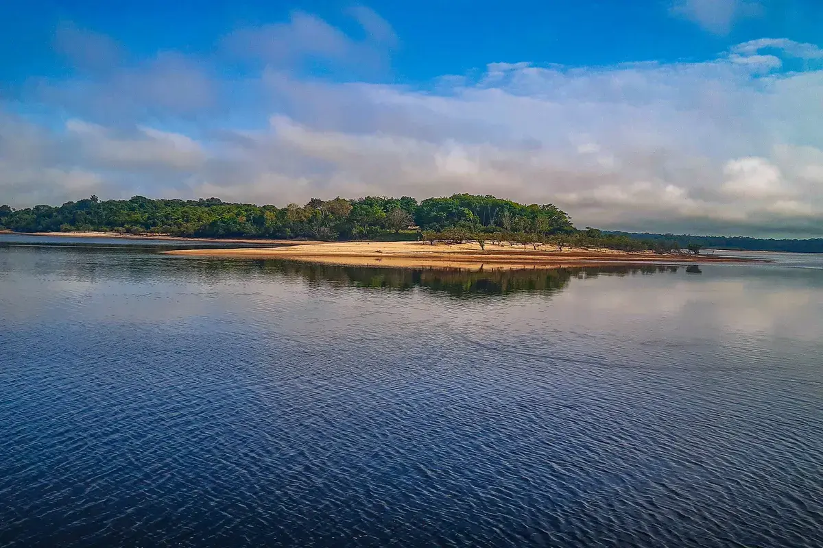 Praia de areia às margens do rio Arapiuns, no oeste do Pará