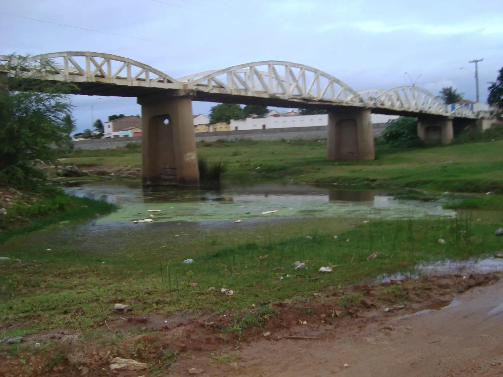 Açude e cidade de Taperoá, na Paraíba