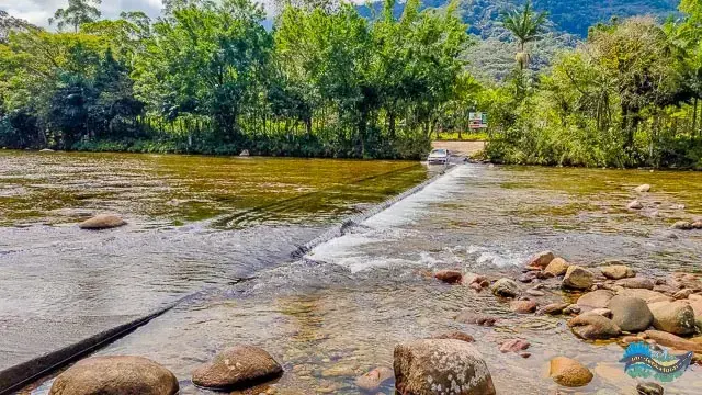 Ponte sobre o Rio São João, no litoral do Paraná, com mangue nas margens