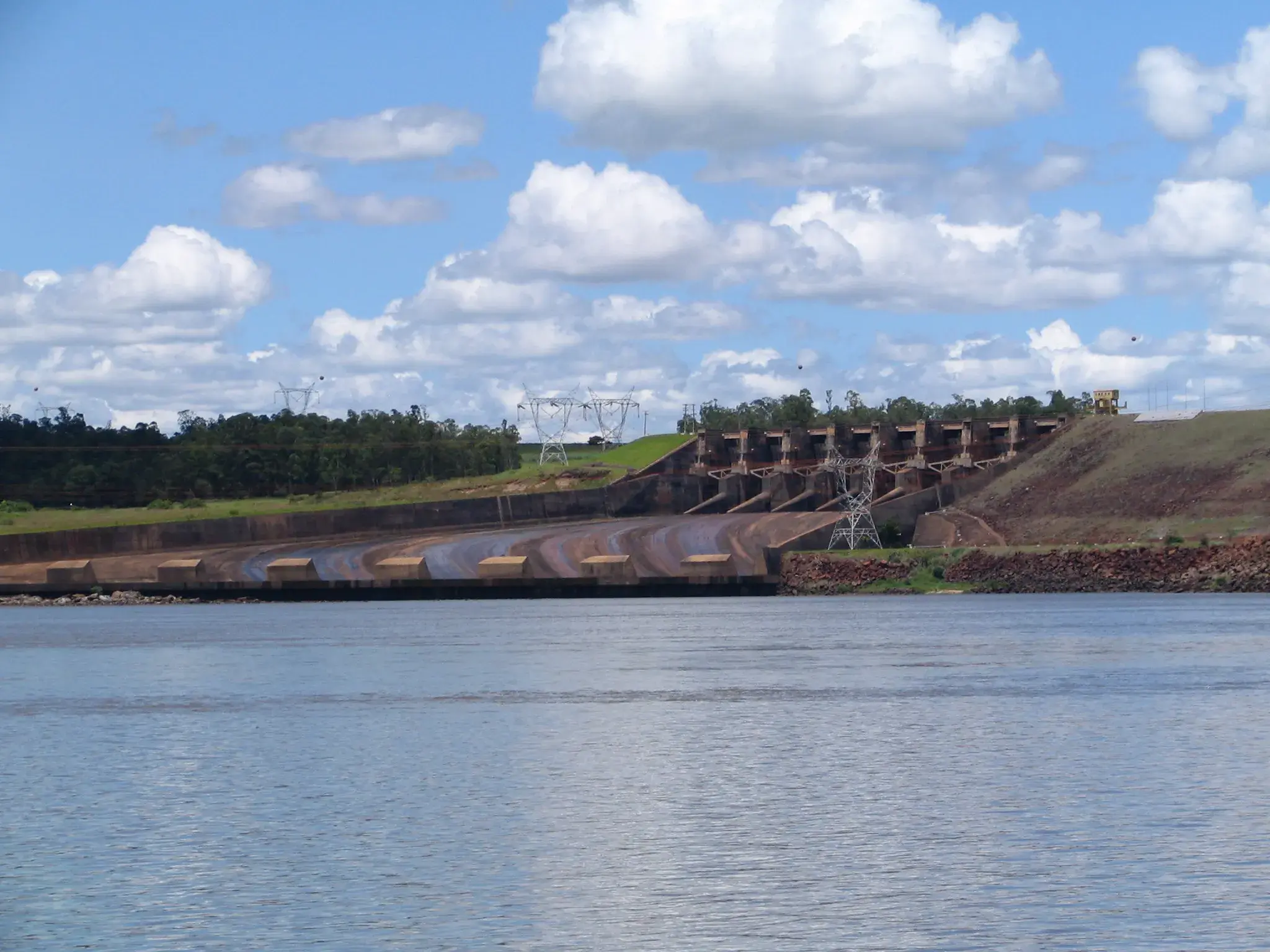 Vista aérea da Represa Capivara no Rio Paranapanema