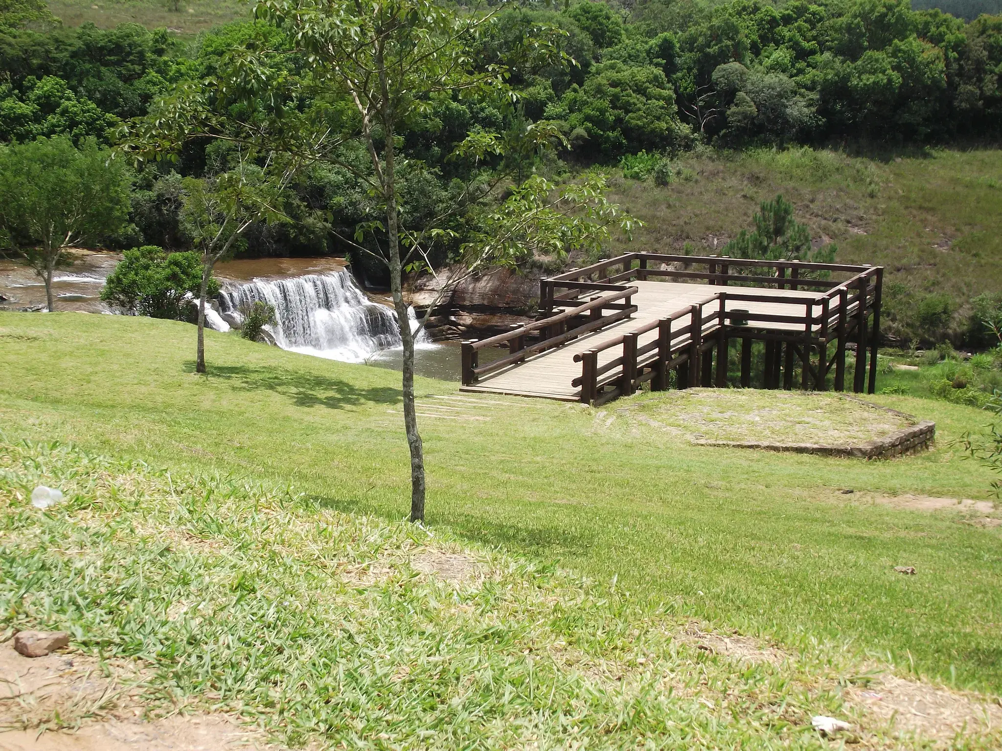 Queda d'água do Rio Jaguaricatu, com um mirante de madeira no gramado