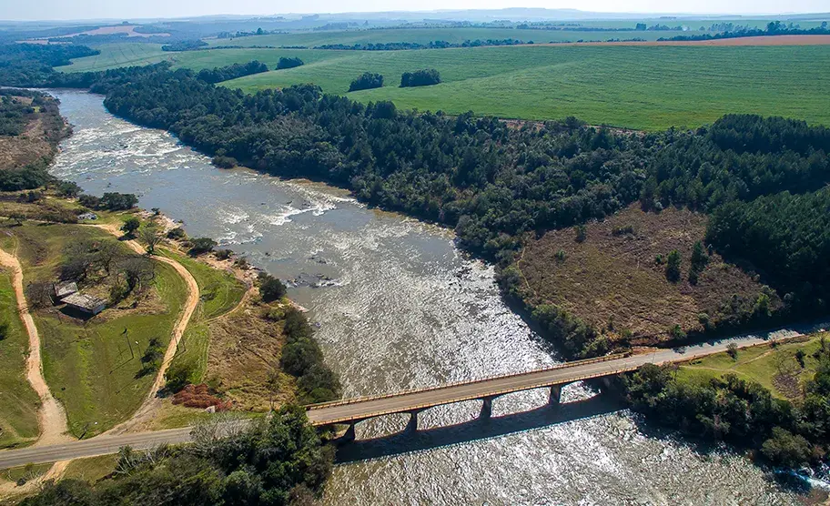 Rio Tibagi com corredeiras no Paraná