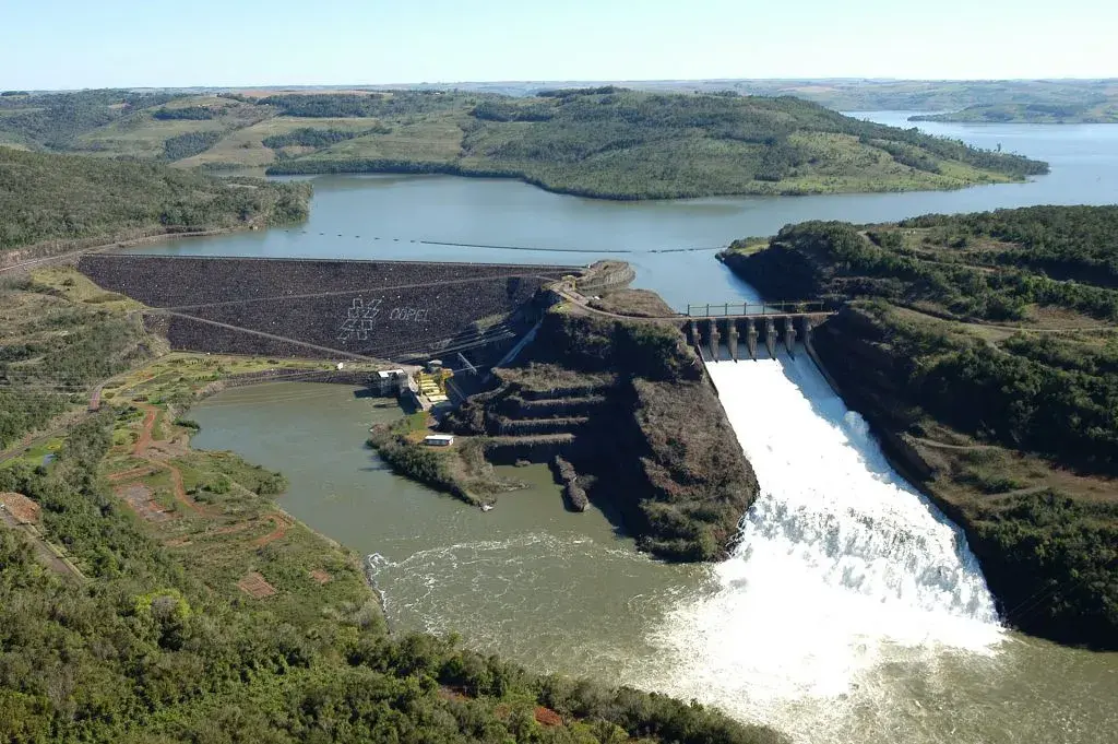 A Represa de Segredo fica entre Mangueirinha e Reserva do Iguaçu, com 82 km2 de espelho d'água, Paraná