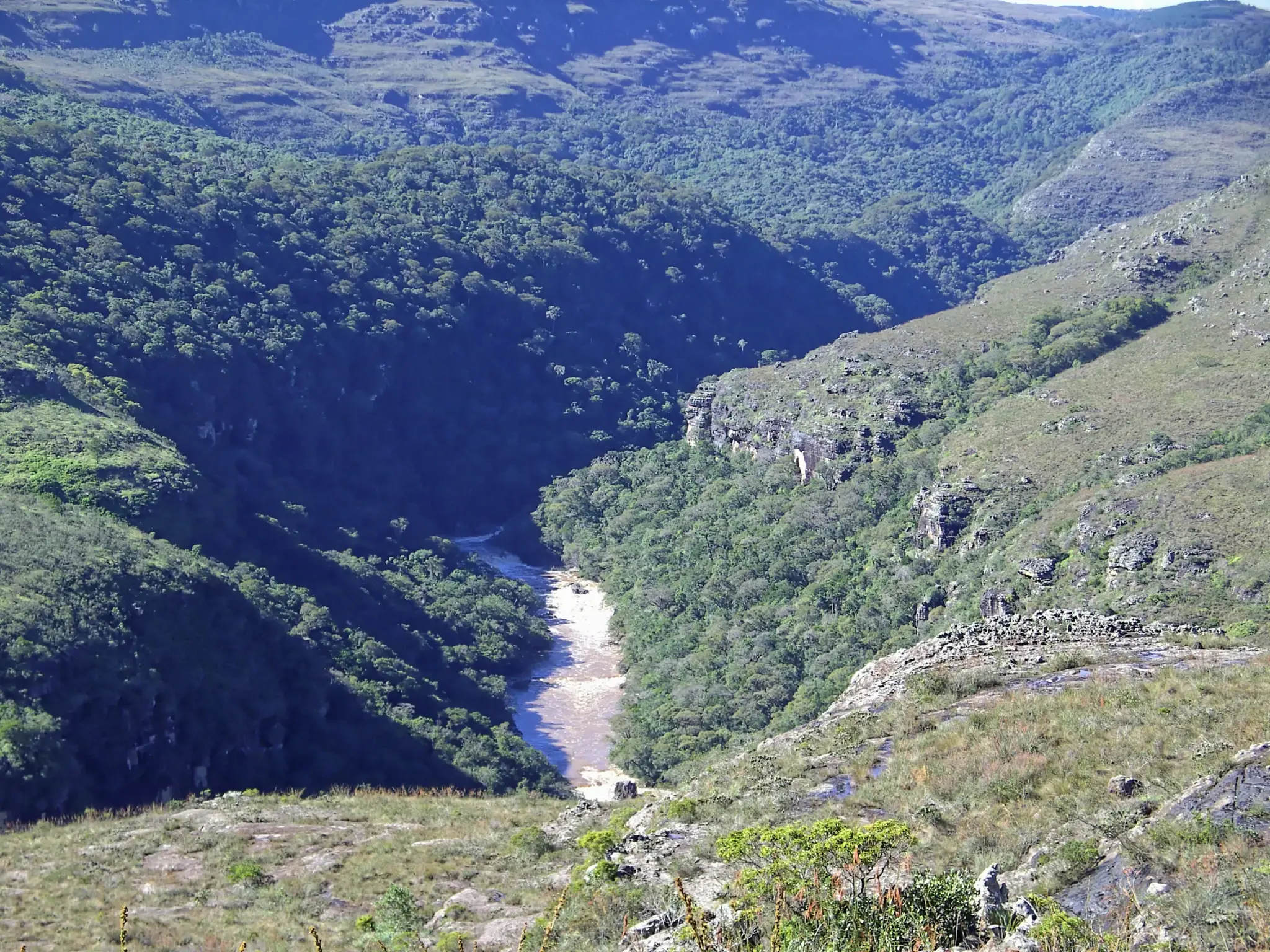 Cânion do Guartelá, aberto pelo rio Iapó, no Paraná