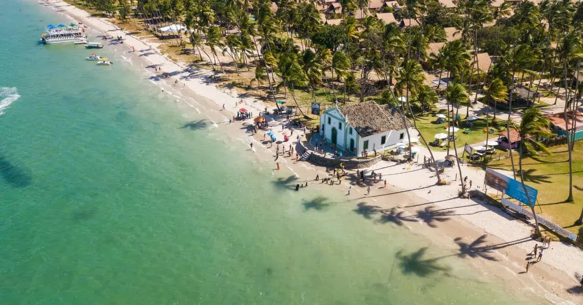 Praia de Tamandaré com os recifes aparecendo na maré baixa, litoral sul de Pernambuco