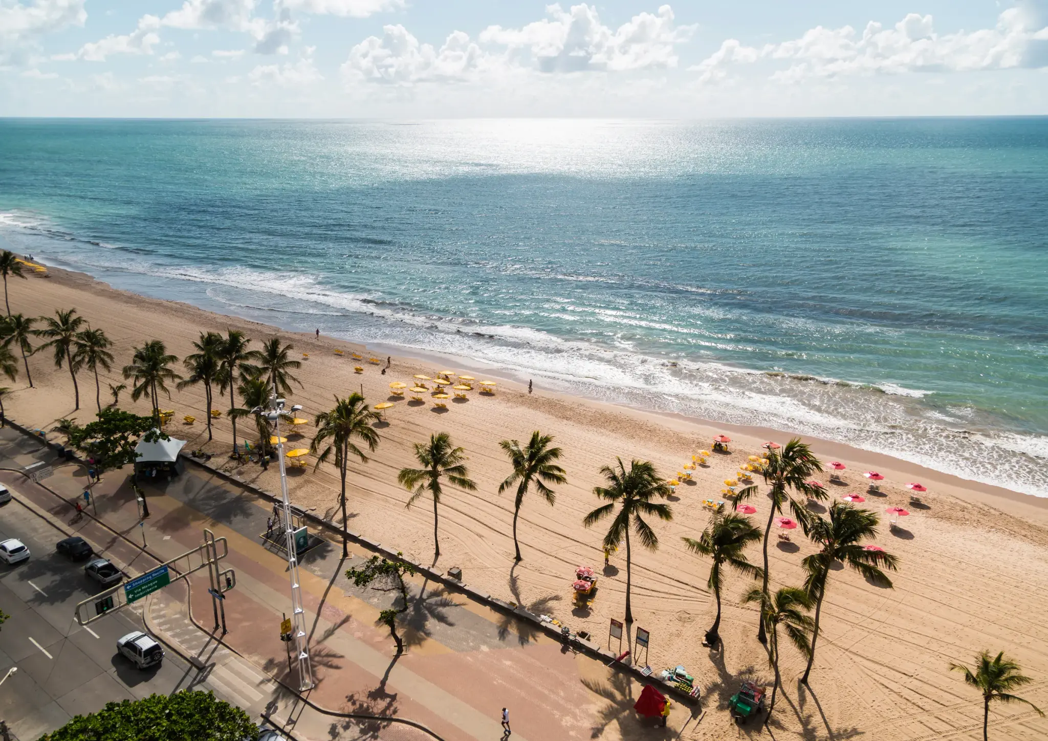 Praia de Boa Viagem vista de cima, com coqueiros na orla e mar esverdeado