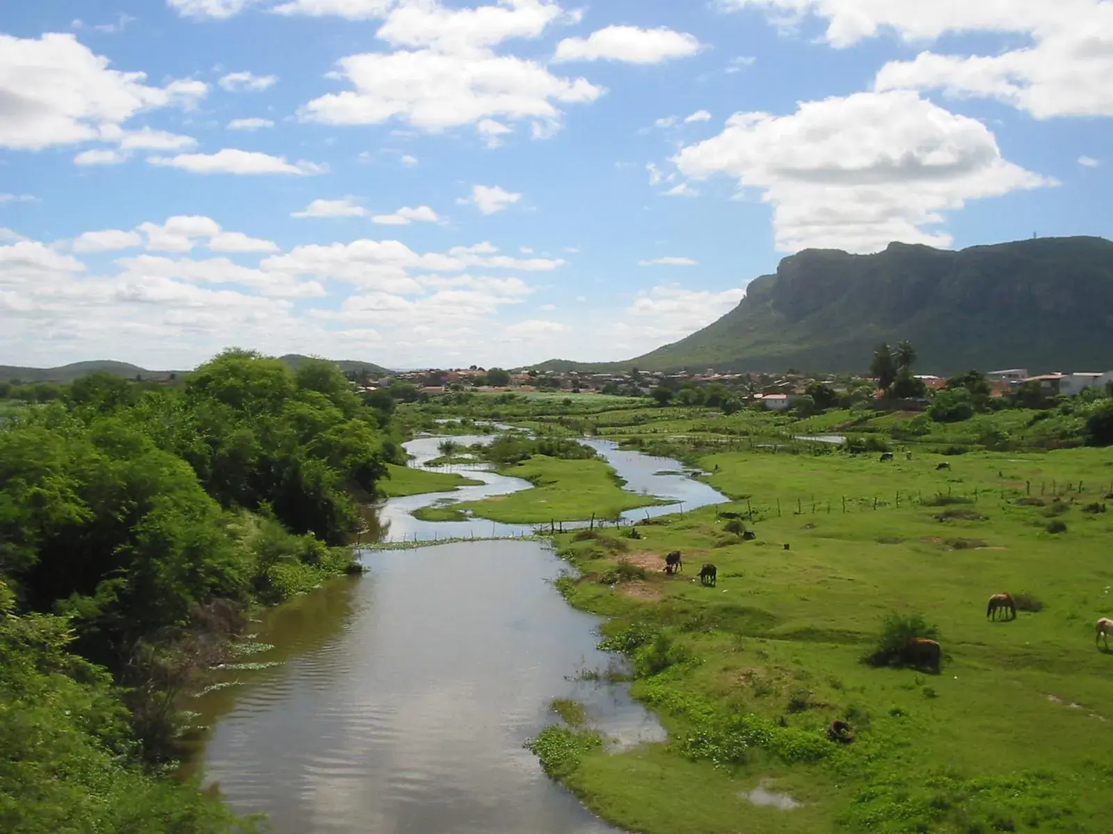 Rio Pajeú com a serra talhada ao fundo, em Serra Talhada, Pernambuco