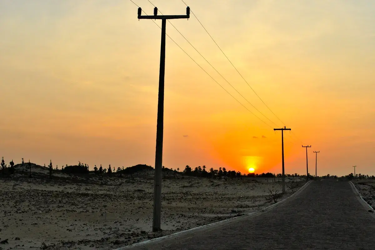 Entardecer sobre as águas rasas de Cajueiro da Praia, no Piauí