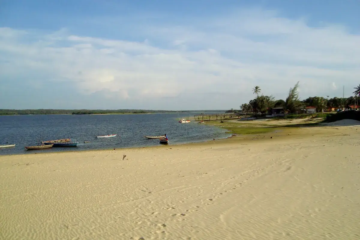 Barcos ancorados na Lagoa do Portinho ao entardecer, no Piauí