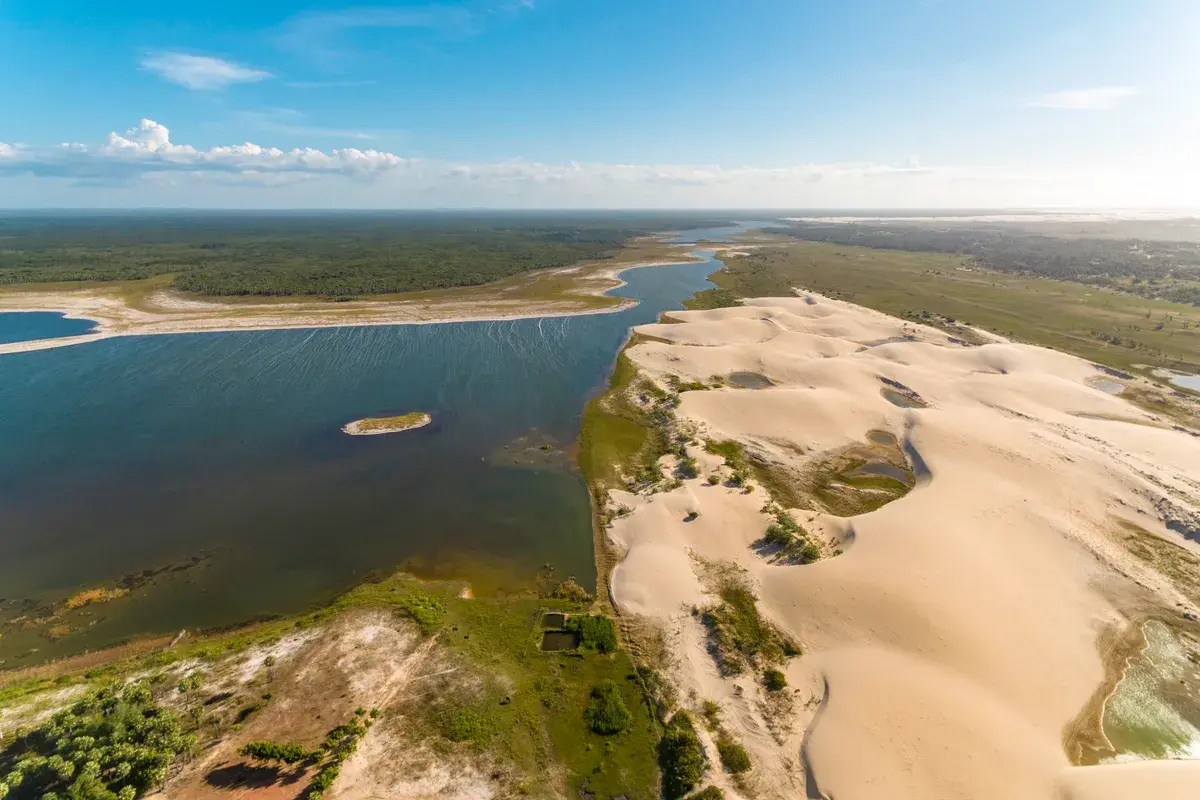 Lagoa do Sobradinho entre as dunas, em Luís Correia