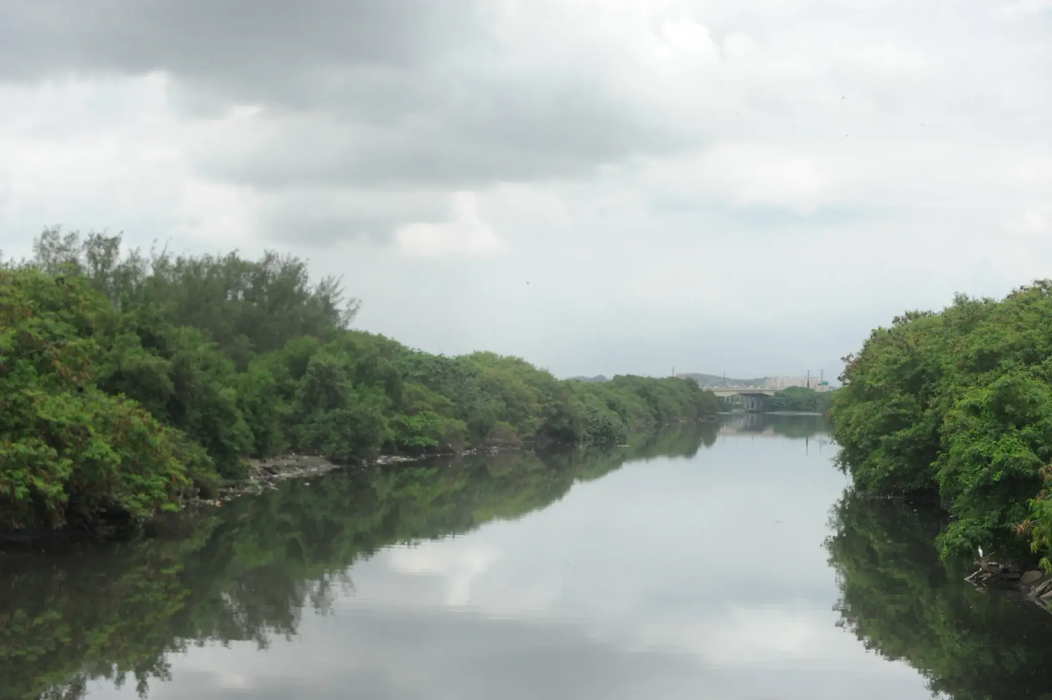 Margens do rio Meriti, na Baixada Fluminense