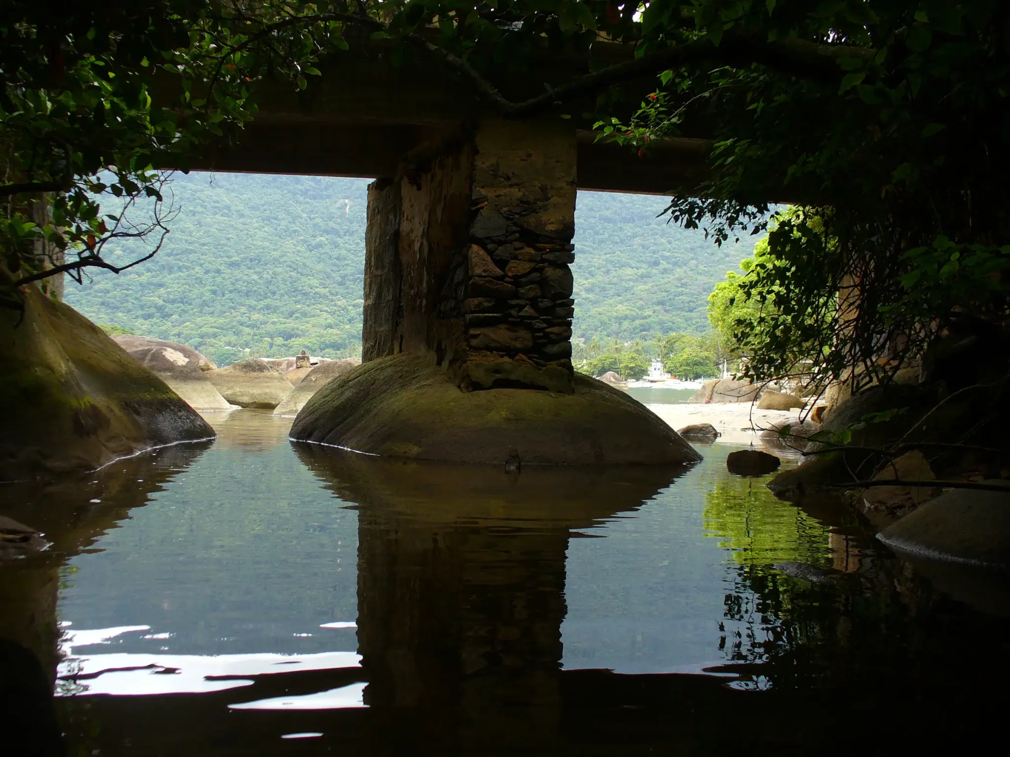 Ponte sobre córrego em Angra dos Reis, no Rio de Janeiro
