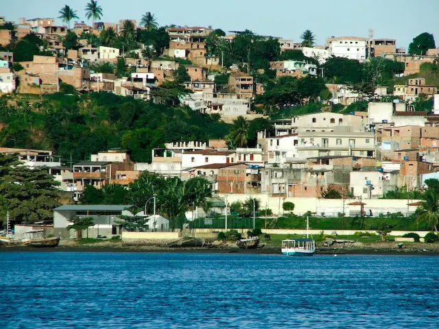Águas abrigadas da Baía da Ribeira, entre as ilhas de Angra dos Reis
