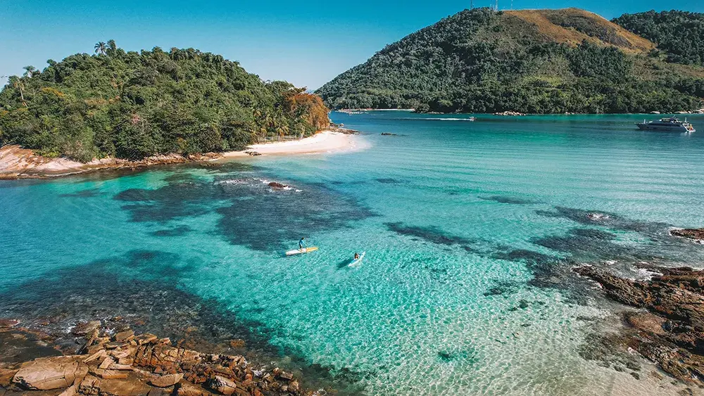 Vista aérea da Ilha Grande, com praias e costões rochosos cercados por mata