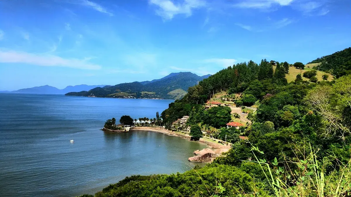 Baía de Mangaratiba com ilhas e barcos