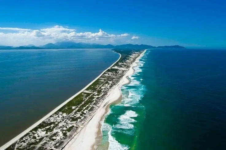 Faixa de areia da Restinga da Marambaia separando o oceano da Baía de Sepetiba