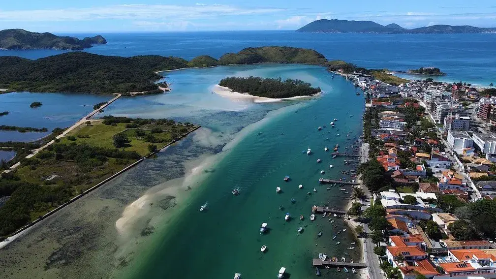 Pôr do sol na Lagoa de Araruama na Região dos Lagos