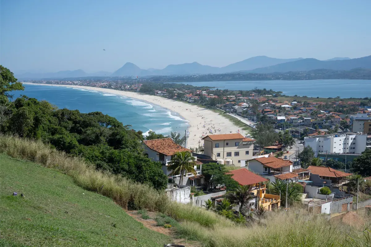 Lagoa de Guarapina e a praia de Ponta Negra, em Maricá