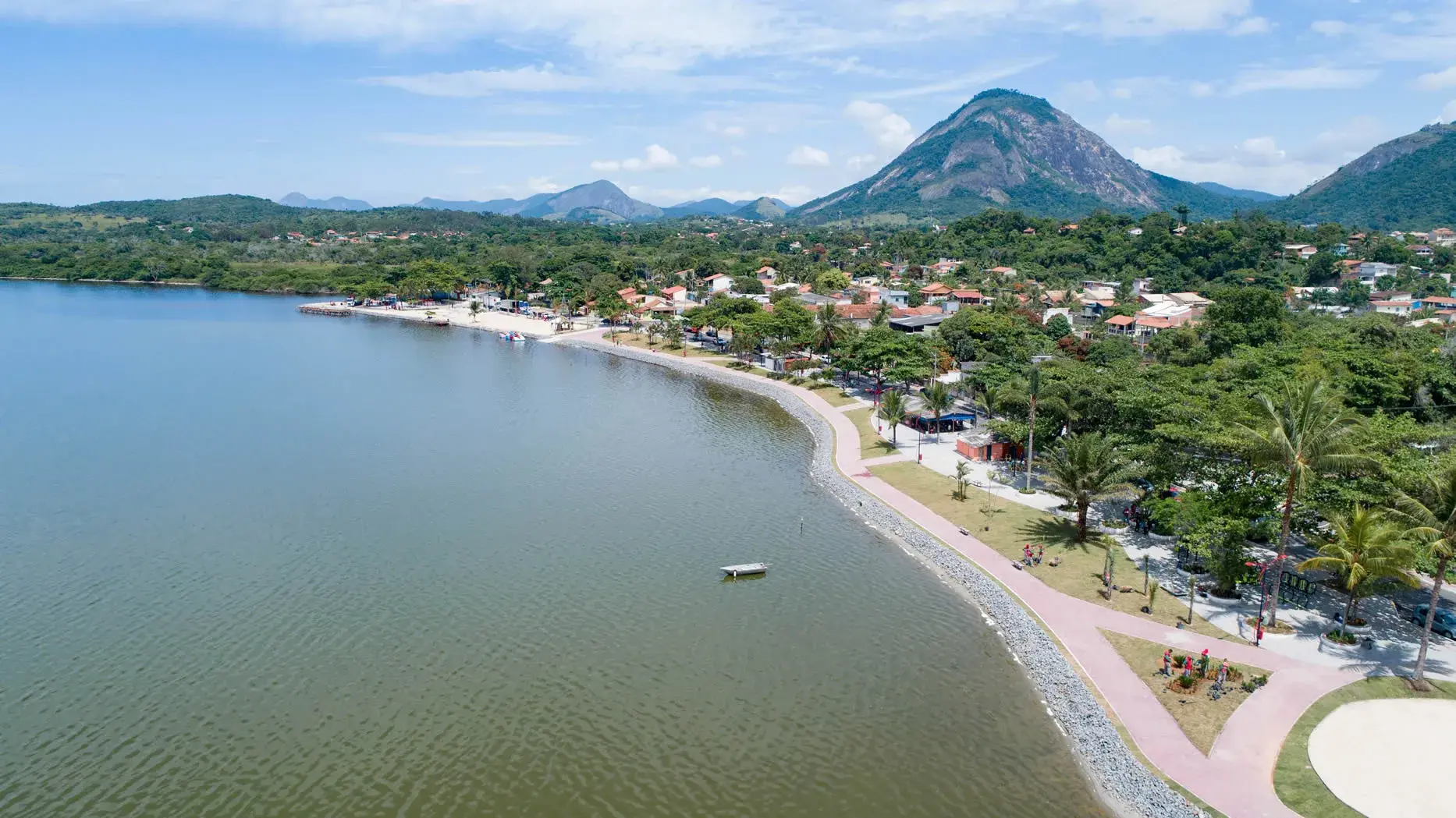 Lagoa de Maricá vista da margem, com águas rasas e restinga ao fundo