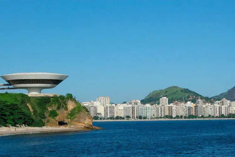 Vista de Niterói com a Baía de Guanabara e Rio ao fundo
