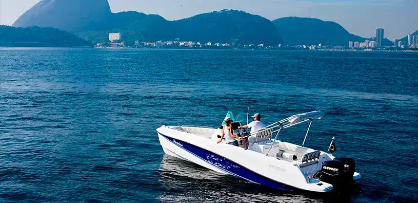 Barcos de pesca em mar aberto no Rio de Janeiro