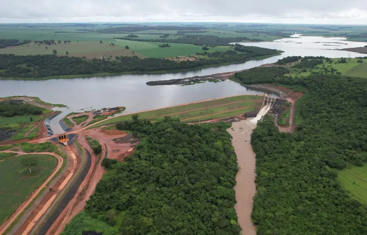Represa de Paracambi cercada por mata atlântica na Serra dos Órgãos, RJ
