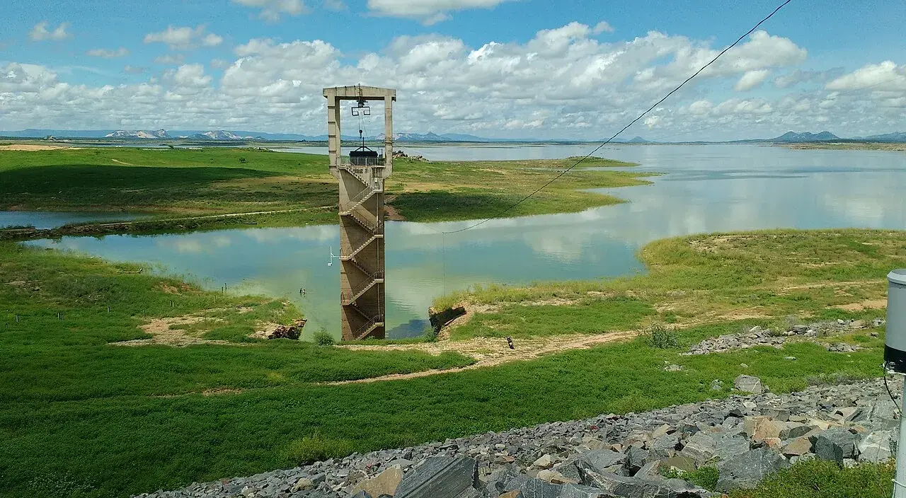 Nível baixo da Barragem Armando Ribeiro Gonçalves entre Assu e Itajá