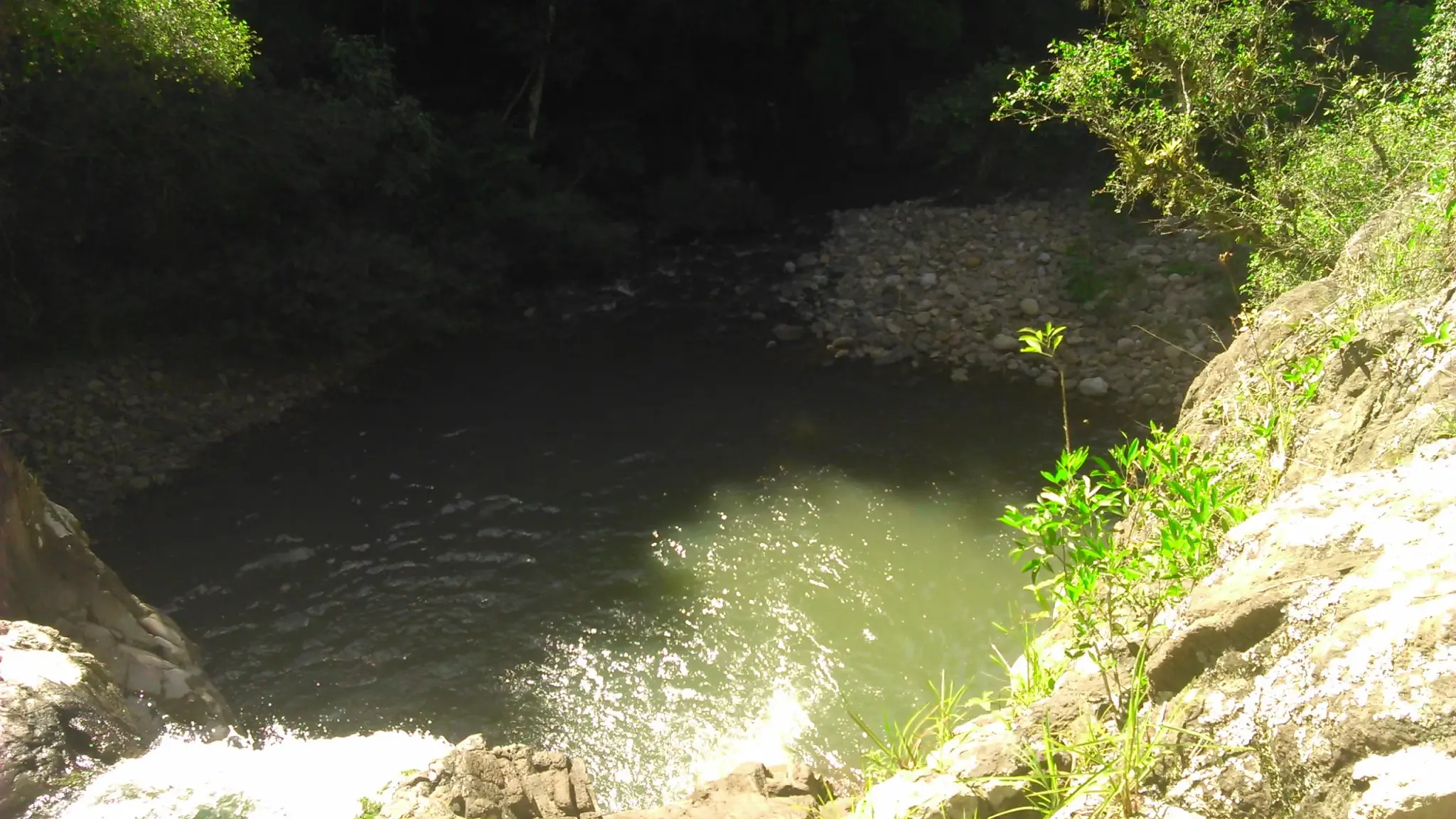 Poço de rio encaixado entre pedras e mata ciliar no interior de Ivorá, na bacia do Soturno