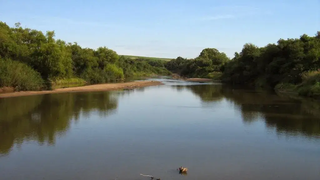 Rio atravessando o centro do Rio Grande do Sul