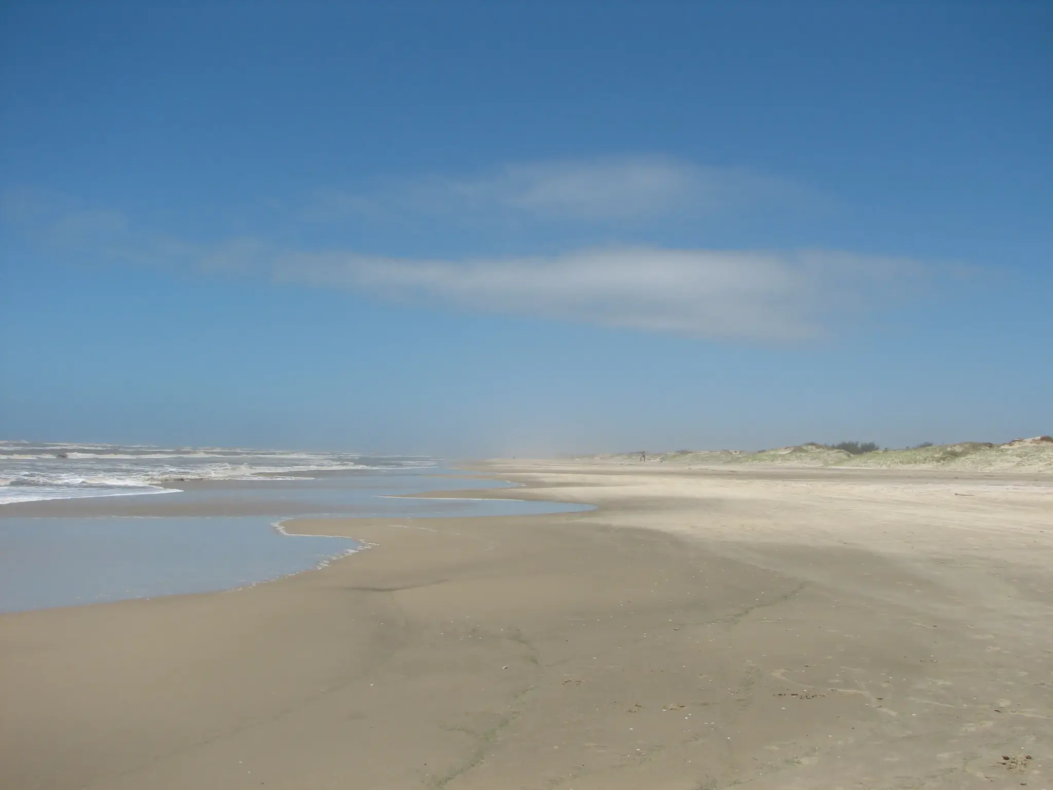 Faixa larga de areia e dunas na praia oceânica do Balneário Quintão, no litoral gaúcho