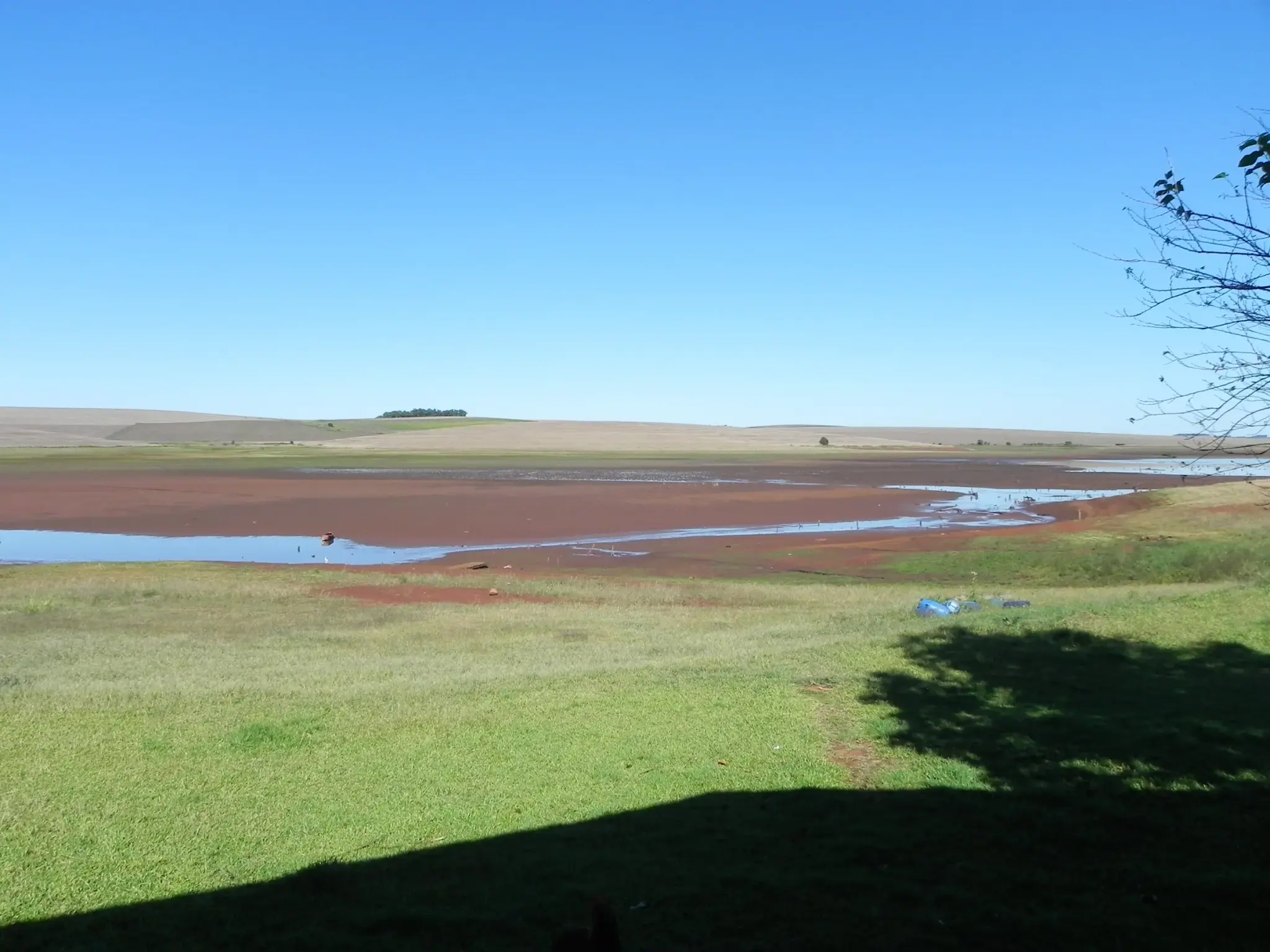 Barragem de Passo Fundo com o nível baixo, no Rio Grande do Sul