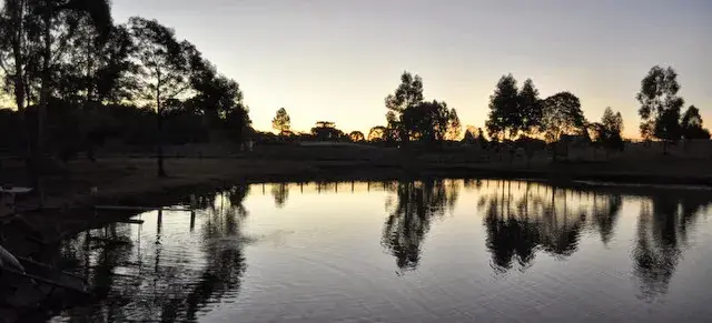 Lago do Ninho da Coruja em Canela cercado por araucárias