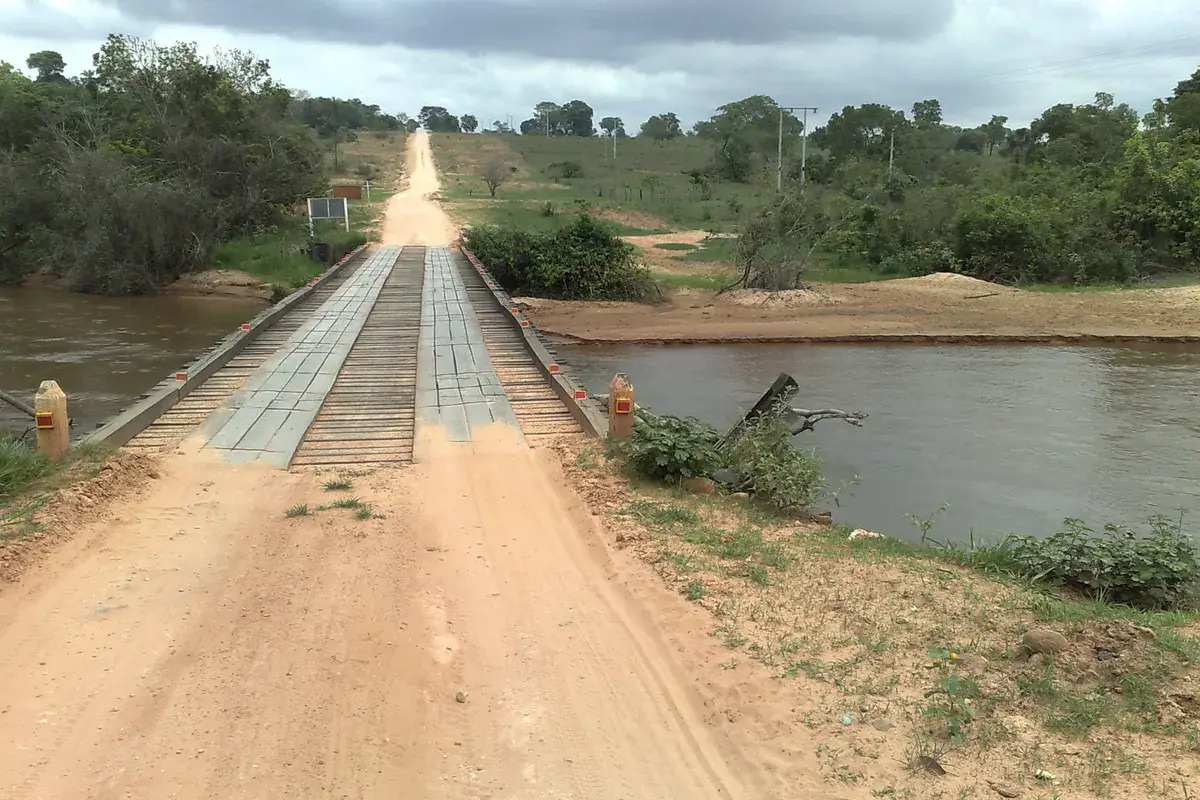 Ponte de madeira sobre o rio Jaru, em Rondônia