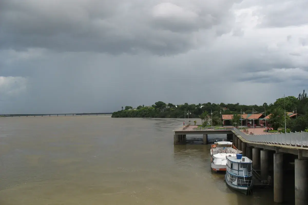 Rio Branco em Boa Vista, com a orla da cidade ao fundo