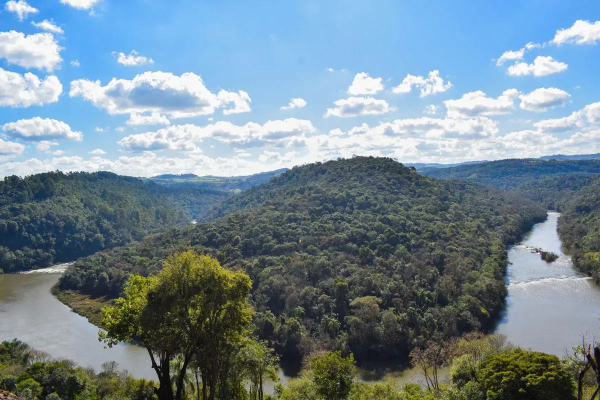Corredeira do Rio Chapecozinho entre pedras, no oeste catarinense